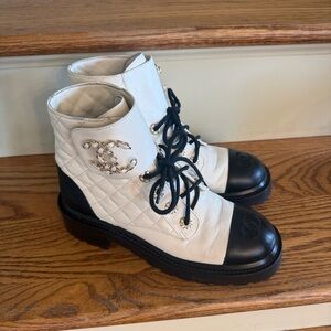 CHANEL Quilted CC Cap ToeTwo-Tone Combat Boots, Made in Italy style G36424